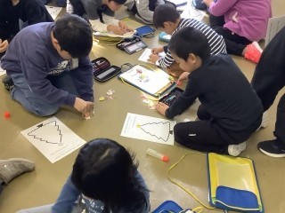 友達と話し合いながら飾り付け。