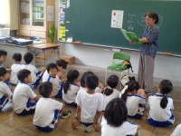 ２年生　朝の読み聞かせ