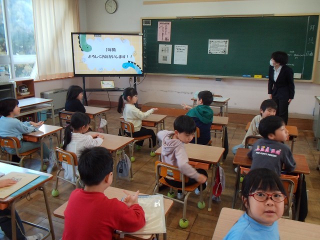 教室で新しい先生との出会い！