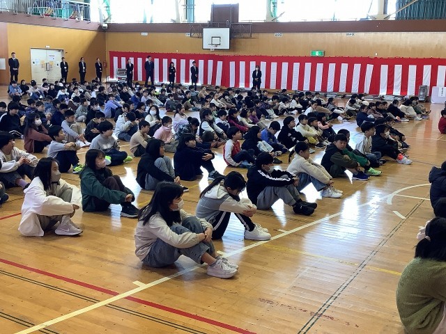 話を聞く子どもたち