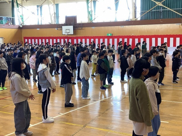 元気な声で校歌を歌う子どもたち
