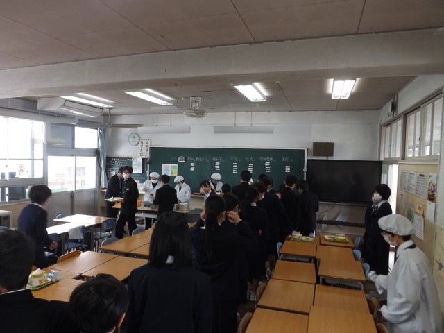 1年生給食準備風景
