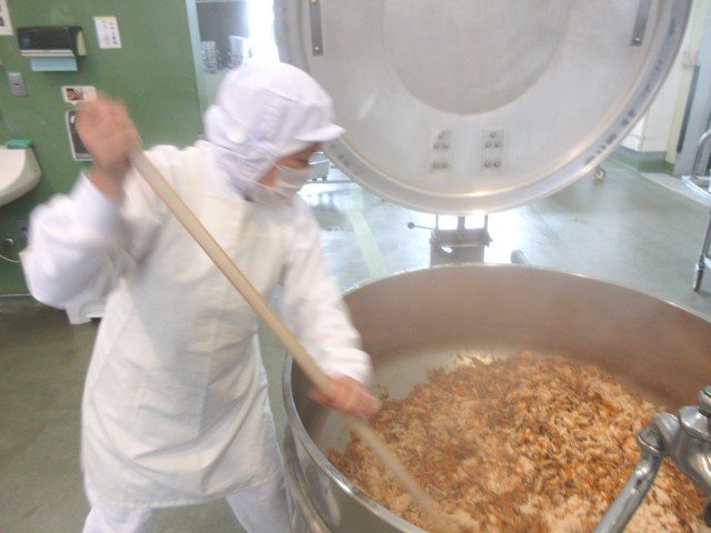 鶏飯の具を炒めている様子